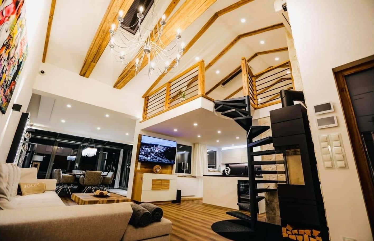 Umfangreiche Deckenbeleuchtung in offenem Wohnzimmer